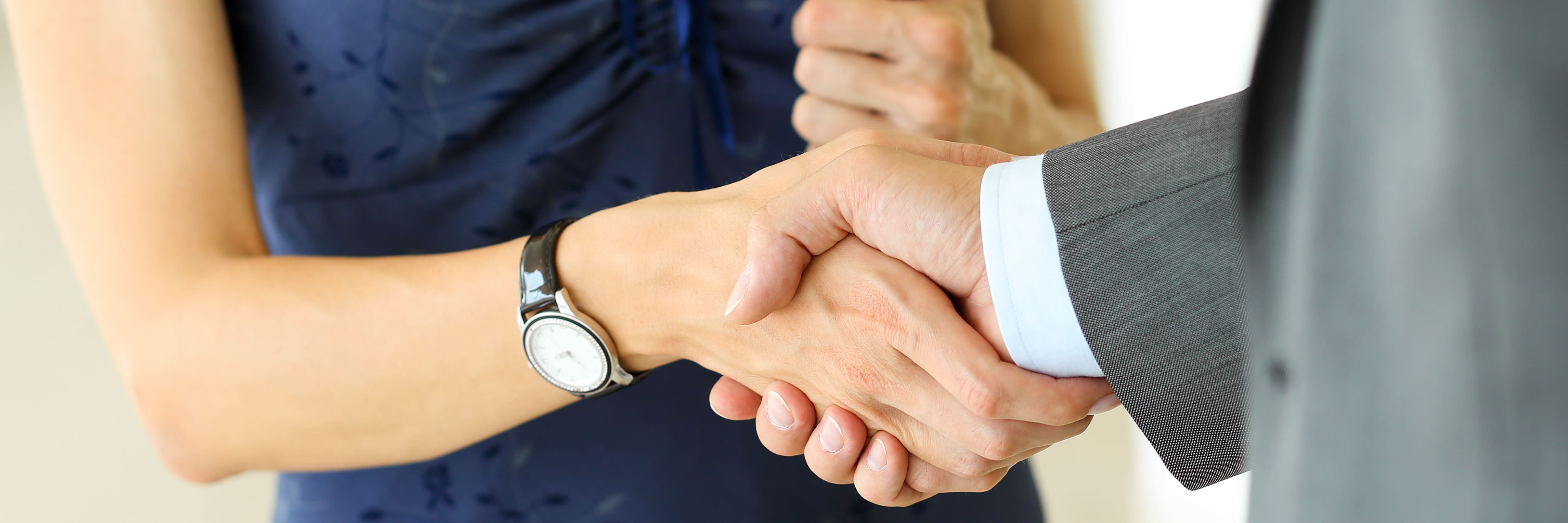 Poignée de main symbolisant l'intégration d'un manager de transition dans la communauté MANAGERIM